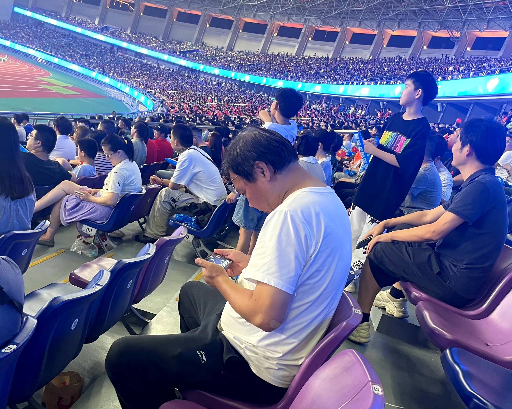 比赛期间精彩绝伦瞬间，球迷痴迷